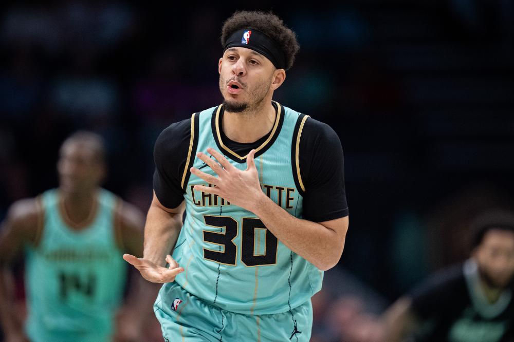 新型验货方式，吕迪格庆祝时狂拍姆巴佩，并从脑袋拍到大腿